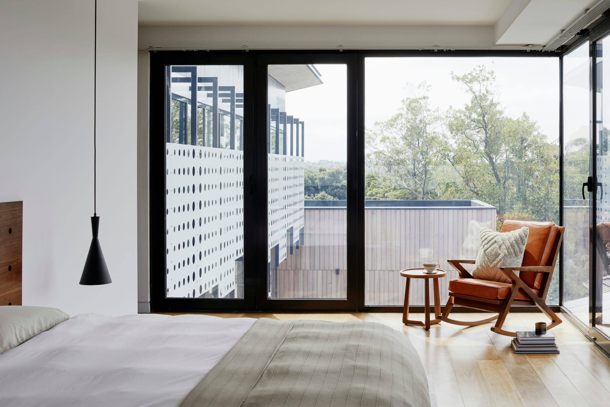 Sala de estar con chimenea y vigas de madera