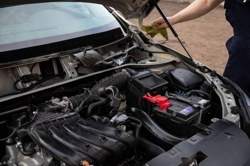 Diagnóstico eléctrico de Nissan Sentra 2012 — falla en sistema de carga resuelta